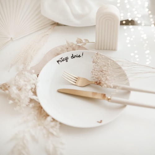 Biały talerz porcelanowy - motyw złotego serca z napisem Miłego dnia dla bliskiej osoby na każdą okazję