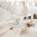 Biały kubek porcelanowy 500 ml - Z sierścią smakuje lepiej na dzień zwierząt dla miłośników psów i kotów Zbliżenie na złote zdobienie na białym kubku porcelanowym Z sierścią smakuje lepiej Nadzwyczajnie.pl