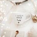 Biały kubek porcelanowy 500 ml - Z sierścią smakuje lepiej na dzień zwierząt dla miłośników psów i kotów Kubek porcelanowy ze złotym zdobieniem Z sierścią smakuje lepiej Nadzwyczajnie.pl — widok z boku na białym tle