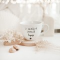 Biały kubek porcelanowy 500 ml - Z sierścią smakuje lepiej na dzień zwierząt dla miłośników psów i kotów Biały kubek porcelanowy Nadzwyczajnie.pl ze złotym zdobieniem i napisem Z sierścią smakuje lepiej — 500 ml