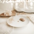 Biały talerz porcelanowy 20 cm - Motyw złotego serca na ślub dla pary Zbliżenie na złote zdobienie serca na białym talerzu porcelanowym deserowo-śniadaniowy 20 cm Nadzwyczajnie.pl