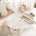 Biały talerz porcelanowy 20 cm - Motyw złotego serca na ślub dla pary Eleganckie opakowanie prezentowe talerza porcelanowego ze złotym sercem Nadzwyczajnie.pl — deserowo-śniadaniowy 20 cm
