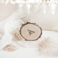 Naturalna drewniana podkładka pod kubek - napis cudownego dnia dla bliskiej osoby na urodziny Zbliżenie na złote zdobienie na białym kubku porcelanowym Podkładka drewniana pod kubek - Cudownego dnia Nadzwyczajnie.pl