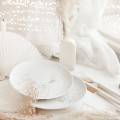 Zestaw 2 Talerzy nakrapiany złotem Zbliżenie na złote zdobienie na białym talerzu porcelanowym 2 y nakrapiany złotem Nadzwyczajnie.pl