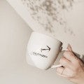Kubek 300 ml - Strzelec / Sagittarius Zbliżenie na złote zdobienie na białym kubku porcelanowym Strzelec / Sagittarius Nadzwyczajnie.pl