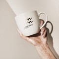Kubek 300 ml - Wodnik / Aquarius Kubek porcelanowy ze złotym zdobieniem Wodnik / Aquarius Nadzwyczajnie.pl — widok z boku na białym tle