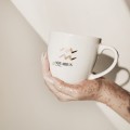 Kubek 300 ml - Wodnik / Aquarius Zbliżenie na złote zdobienie na białym kubku porcelanowym Wodnik / Aquarius Nadzwyczajnie.pl