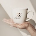 Kubek 300 ml - Wodnik / Aquarius Biały kubek porcelanowy Nadzwyczajnie.pl ze złotym zdobieniem i napisem Wodnik / Aquarius — 300 ml