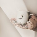 Kubek 300 ml - Ryby / Pisces Biały kubek porcelanowy Nadzwyczajnie.pl ze złotym zdobieniem i napisem Ryby / Pisces — 300 ml