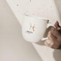 Kubek 300 ml - Ryby / Pisces Kubek porcelanowy ze złotym zdobieniem Ryby / Pisces Nadzwyczajnie.pl — widok z boku na białym tle
