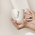 Kubek 300 ml - Lew / Leo Biały kubek porcelanowy Nadzwyczajnie.pl ze złotym zdobieniem i napisem Lew / Leo — 300 ml