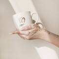 Kubek 300 ml - Panna / Virgo Zbliżenie na złote zdobienie na białym kubku porcelanowym Panna / Virgo Nadzwyczajnie.pl