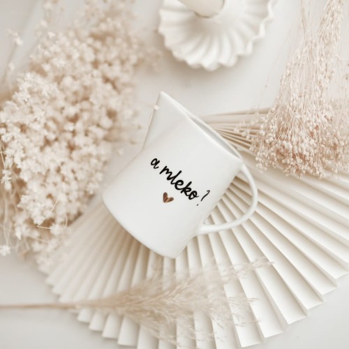 Biały mlecznik porcelanowy - motyw złotego serca i napisu a mleko dla miłośników kawy na parapetówkę