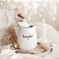 Biały dzbanek porcelanowy 1 litra - motyw złotego serca z napisem herbatki dla miłośnika herbaty na urodziny Produkt porcelanowy ze złotym sercem Dzbanek 1 litr - Herbatki Nadzwyczajnie.pl — widok z boku na białym tle