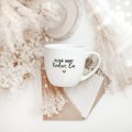 Biały kubek porcelanowy 300 ml - napis dzień dobry kocham cię z małym liternictwem ze złotym sercem na rocznicę dla ukochanej osoby Biały kubek porcelanowy Nadzwyczajnie.pl ze złotym sercem i napisem Dzień dobry Kocham cię ( mały napis) — 300 ml