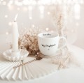 Biały kubek porcelanowy 300 ml - motyw złotego serca i napisu dzień dobry mój przystojniaku dla partnera na walentynki Zbliżenie na złote zdobienie serca na białym kubku porcelanowym Dzień dobry Mój przystojniaku Nadzwyczajnie.pl