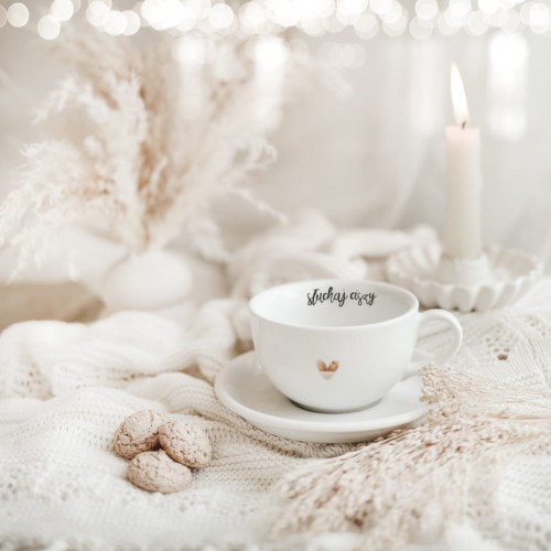 Biała filiżanka porcelanowa ze spodkiem 250 ml - napis słuchaj ciszy ze złotym sercem dla mamy na Dzień Matki