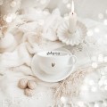 Biała filiżanka porcelanowa ze spodkiem 250 ml - napis słuchaj ciszy ze złotym sercem dla mamy na Dzień Matki Zbliżenie na złote zdobienie serca na białym filiżance porcelanowej ze spodkiem - Słuchaj ciszy Nadzwyczajnie.pl