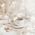 Biała filiżanka porcelanowa ze spodkiem 250 ml - napis słuchaj ciszy ze złotym sercem dla mamy na Dzień Matki Filiżanka porcelanowa ze złotym sercem ze spodkiem - Słuchaj ciszy Nadzwyczajnie.pl — widok z boku na białym tle
