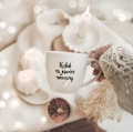 Kubek 300 ml - Kubek na jesienne wieczory ZŁOTE SERCE Zbliżenie na złote zdobienie serca na białym kubku porcelanowym Kubek na jesienne wieczory Nadzwyczajnie.pl