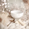 Biała miska porcelanowa 500 ml - motyw złotych serduszek dla bliskiej osoby na walentynki Produkt porcelanowy ze złotym zdobieniem Miska 500 ml - ZŁOTE SERDUSZKA Nadzwyczajnie.pl — widok z boku na białym tle