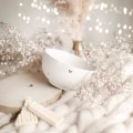 Biała miska porcelanowa 500 ml - motyw złotych serduszek dla bliskiej osoby na walentynki Zbliżenie na złote zdobienie na białym produkcie porcelanowym Miska 500 ml - ZŁOTE SERDUSZKA Nadzwyczajnie.pl