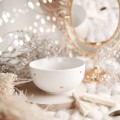 Biała miska porcelanowa 500 ml - motyw złotych serduszek dla bliskiej osoby na walentynki Eleganckie opakowanie prezentowe produktu porcelanowego ze złotym zdobieniem Nadzwyczajnie.pl — Miska 500 ml - ZŁOTE