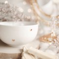 Biała miska porcelanowa 500 ml - motyw złotych serduszek dla bliskiej osoby na walentynki Personalizowany produkt porcelanowy ze złotym zdobieniem jako idealny prezent — porcelana premium Nadzwyczajnie.pl