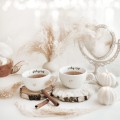 Biała filiżanka porcelanowa ze spodkiem 250 ml - napis słuchaj ciszy ze złotym sercem dla mamy na Dzień Matki Eleganckie opakowanie prezentowe filiżanki porcelanowej ze złotym sercem Nadzwyczajnie.pl — ze spodkiem - Słuchaj ciszy