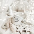 Kubek 300 ml - Cup of christmas spirit Zbliżenie na złote zdobienie na białym kubku porcelanowym Cup of christmas spirit Nadzwyczajnie.pl