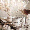 Kubek 300 ml - Wesołych Świąt ZŁOTE RENIFERY Kubek porcelanowy ze złotym zdobieniem Wesołych Świąt ZŁOTE RENIFERY Nadzwyczajnie.pl — widok z boku na białym tle