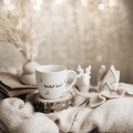 Kubek 300 ml - Wesołych Świąt ZŁOTE RENIFERY Zbliżenie na złote zdobienie na białym kubku porcelanowym Wesołych Świąt ZŁOTE RENIFERY Nadzwyczajnie.pl
