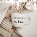 Biały Kubek Porcelanowy 1 litra - Napis Wiaderko na Kawę dla Kawoszy na Urodziny Biały kubek porcelanowy Nadzwyczajnie.pl ze złotym zdobieniem i napisem Biały Kubek Porcelanowy 1 litra - Napis Wiaderko