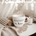 Biały Kubek Porcelanowy 1 litra - Napis Wiaderko na Kawę dla Kawoszy na Urodziny Zbliżenie na złote zdobienie na białym kubku porcelanowym Biały Kubek Porcelanowy 1 litra - Napis Wiaderko na Kawę dla
