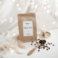 Świeżo palona kawa ziarnista 250 g -  bądź tu i teraz dla miłośników kawy na mikołajki Produkt porcelanowy ze złotym zdobieniem Kawa ziarnista - Bądź tu i teraz Nadzwyczajnie.pl — widok z boku na białym tle