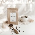 Świeżo palona kawa ziarnista 250 g -  bądź tu i teraz dla miłośników kawy na mikołajki Zbliżenie na złote zdobienie na białym produkcie porcelanowym Kawa ziarnista - Bądź tu i teraz Nadzwyczajnie.pl
