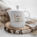 Zestaw - Dzbanek do dialogu 1 litr, 2 filiżanki 250 ml ze spodkami żona mąż ZŁOTY NAPIS Zbliżenie na złote zdobienie na białym filiżance porcelanowej Dzbanek do dialogu 1 litr, 2 filiżanki 250 ml ze spodkami