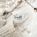Biały kubek porcelanowy 300 ml - napis Taki Dziadek to skarb dla dziadka na Dzień Dziadka Zbliżenie na złote zdobienie na białym kubku porcelanowym Taki Dziadek to skarb Nadzwyczajnie.pl