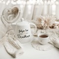 Biały dzbanek porcelanowy 1 litr - napis Jedyni tacy dziadkowie ze złotym sercem dla dziadków na Dzień Babci i Dziadka Zbliżenie na złote zdobienie serca na białym produkcie porcelanowym Dzbanek 1 litr - Jedyni tacy dziadkowie Nadzwyczajnie.pl