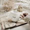 Biały kubek porcelanowy 300 ml - Kocham cię dziadku na dzień dziadka dla dziadka Kubek porcelanowy ze złotym zdobieniem Kocham Cię Dziadku Nadzwyczajnie.pl — widok z boku na białym tle