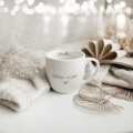 Biały kubek porcelanowy 300 ml - złoty napis Dziadku dobrze, że jesteś dla dziadka na Dzień Dziadka Zbliżenie na złote zdobienie na białym kubku porcelanowym Dziadku dobrze, że jesteś ZŁOTY NAPIS Nadzwyczajnie.pl