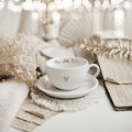 Biała filiżanka porcelanowa ze spodkiem 250 ml - napis moja złota babcia z motywem Złotego serca na dzień babci dla babci Zbliżenie na złote zdobienie serca na białym filiżance porcelanowej ze spodkiem - Moja złota babcia Nadzwyczajnie.pl