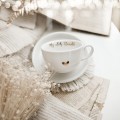 Biała filiżanka porcelanowa 250 ml ze spodkiem - motyw złotego serca z napisem mój złoty dziadek dla dziadka na Dzień Dziadka Filiżanka porcelanowa ze złotym sercem ze spodkiem - Mój złoty dziadek Nadzwyczajnie.pl — widok z boku na białym tle