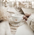 Biała filiżanka porcelanowa 250 ml ze spodkiem - motyw złotego serca z napisem mój złoty dziadek dla dziadka na Dzień Dziadka Zbliżenie na złote zdobienie serca na białym filiżance porcelanowej ze spodkiem - Mój złoty dziadek Nadzwyczajnie.pl