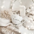 Biały kubek porcelanowy 500 ml - motyw złotych serduszek z napisem moja złota babcia dla babci na Dzień Babci Zbliżenie na złote zdobienie na białym kubku porcelanowym Moja złota babcia ZŁOTE SERDUSZKA Nadzwyczajnie.pl