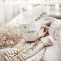 Biały kubek porcelanowy 500 ml - motyw złotych serduszek z napisem moja złota babcia dla babci na Dzień Babci Kubek porcelanowy ze złotym zdobieniem Moja złota babcia ZŁOTE SERDUSZKA Nadzwyczajnie.pl — widok z boku na białym tle