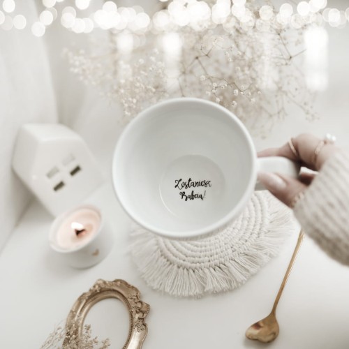 Biały kubek porcelanowy 500 ml - złote serce i napis zostaniesz babcią na dnie na ogłoszenie ciąży dla przyszłej babci