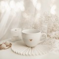 Biały kubek porcelanowy 500 ml - złote serce i napis kocham cię na dnie na walentynki dla ukochanej osoby Zbliżenie na złote zdobienie serca na białym kubku porcelanowym + Kocham Cię NAPIS NA DNIE Nadzwyczajnie.pl