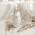 Zestaw 2 białych kubków porcelanowych 300 ml - złoty napis i żyli długo i szczęśliwie na ślub dla pary młodej Zbliżenie na złote zdobienie na białym zestawie porcelanowym kubków 300 ml- I żyli długo i Szczęśliwie ZŁOTY NAPIS