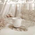 Biały kubek porcelanowy 300 ml - Motyw złotych serduszek na walentynki dla ukochanej osoby Biały kubek porcelanowy Nadzwyczajnie.pl ze złotym zdobieniem i napisem ZŁOTE SERDUSZKA — 300 ml